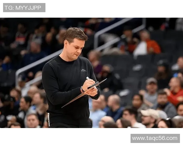 爵士球迷高喊乐福名字 主教练捂耳反应引发热议